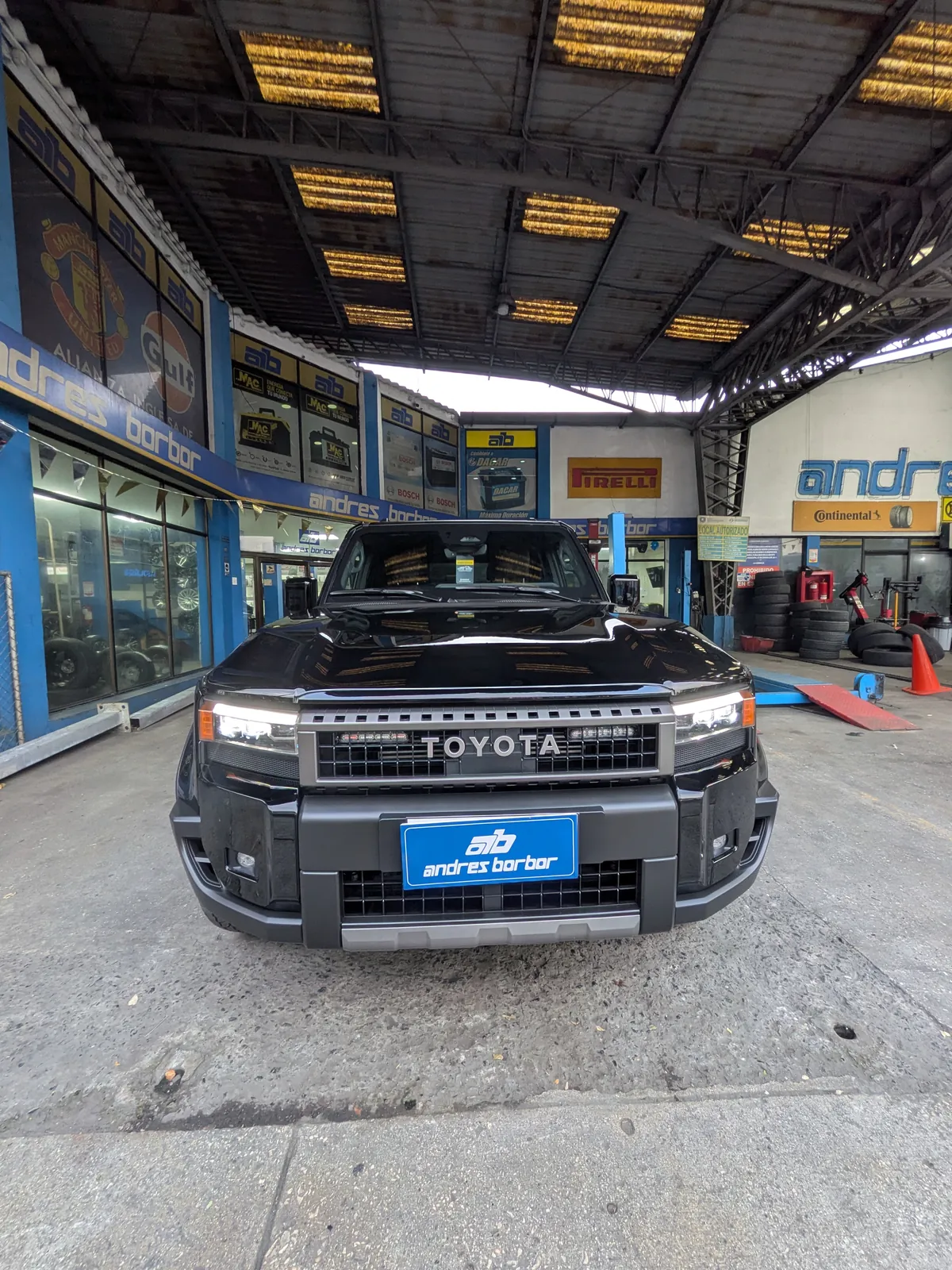 Toyota Land Cruiser en taller, vista frontal