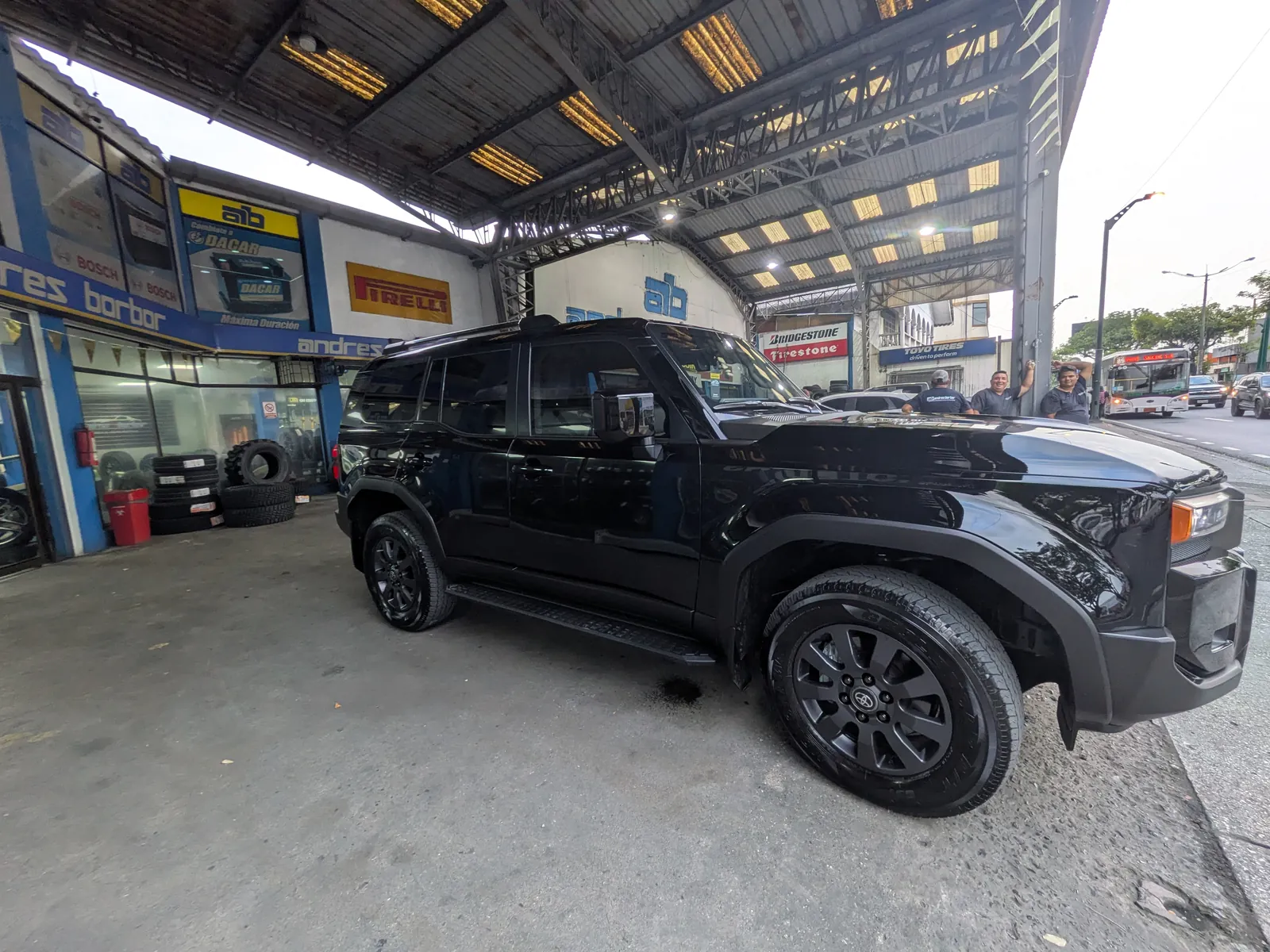 Toyota Land Cruiser en taller, vista lateral